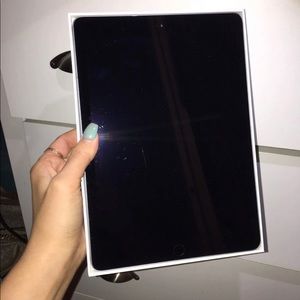 iPad 6th Gen (128 gigs) - silver